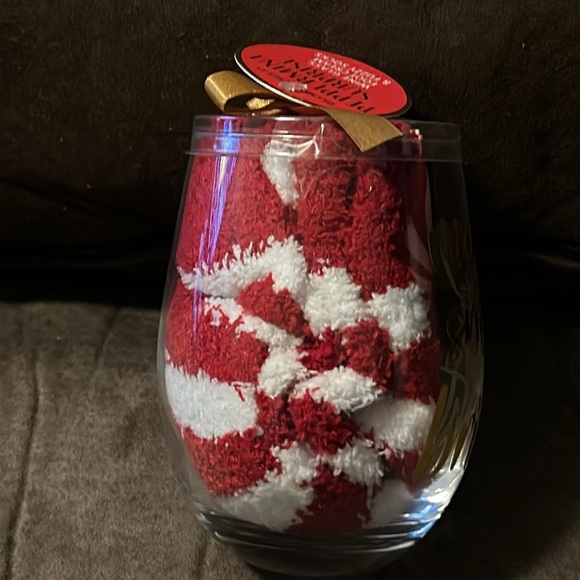 NWT-Peppermint Surprise- Wine Gas’s, Foot Cream & Fuzzy Socks - Picture 3 of 6